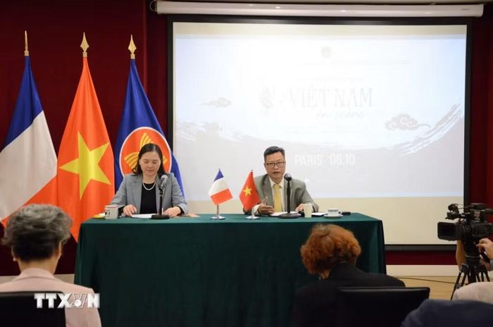 Đại sứ Việt Nam tại Pháp Trịnh Đức Hải (phải) phát biểu tại họp báo giới thiệu Tuần Sân khấu Việt Nam tại Pháp với tên gọi “Chân dung Việt Nam”. (Ảnh: Hữu Chiến/TTXVN)
