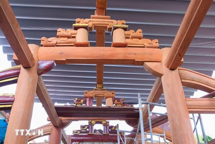 Bộ khung gỗ tại tiền đường của di tích Đền Cây Quế đang dần được hoàn thiện. (Ảnh: Công Luật/TTXVN)