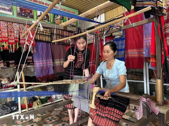 Từ lợi thế của địa phương, Bí thư Chi bộ bản Xiềng, xã Môn Sơn Vi Thị Thùy nỗ lực để quảng bá cảnh quan, văn hóa truyền thống, sản phẩm và dịch vụ của bản đến gần hơn với du khách. (Ảnh: Bích Huệ/TTXVN)