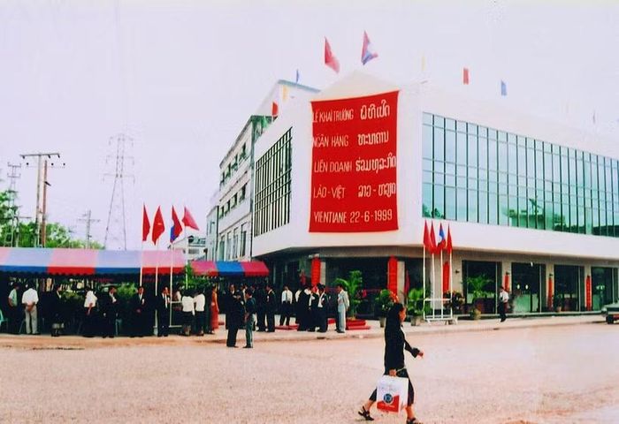 Trụ sở Ngân hàng Liên doanh Lào-Việt tại thủ đô Viêng Chăn năm 1999. (Ảnh: BIDV)