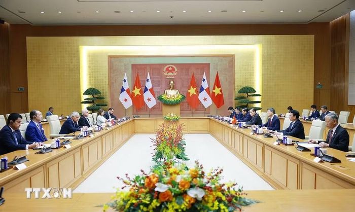 Thủ tướng Lê Minh Hưng hội kiến Tổng thống Cộng hòa Panama José Raúl Mulino. (Ảnh: Dương Giang/TTXVN)
