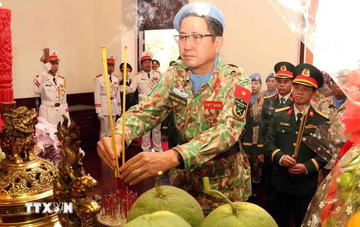 Thiếu tướng Phạm Mạnh Thắng, Cục trưởng Cục Gìn giữ Hòa bình Việt Nam, dâng hương tưởng niệm Chủ tịch Hồ Chí Minh tại Bảo tàng Hồ Chí Minh - Chi nhánh Thành phố Hồ Chí Minh (Bến Nhà Rồng). (Ảnh: Xuân Khu/TTXVN)