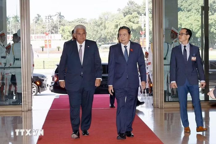 Chủ tịch Quốc hội Trần Thanh Mẫn đón Tổng thống Cộng hòa Panama José Raúl Mulino. (Ảnh: Doãn Tấn/TTXVN)