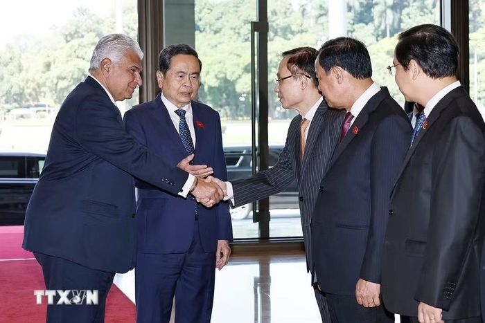 Chủ tịch Quốc hội Trần Thanh Mẫn giới thiệu thành viên đoàn đại biểu Việt Nam đón Tổng thống Cộng hòa Panama José Raúl Mulino. (Ảnh: Doãn Tấn/TTXVN)