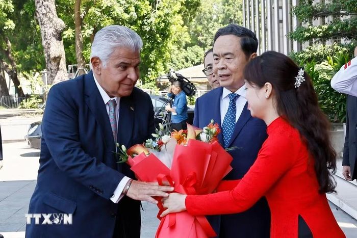Chủ tịch Quốc hội Trần Thanh Mẫn đón Tổng thống Cộng hòa Panama José Raúl Mulino thăm chính thức tới Việt Nam. (Ảnh: Doãn Tấn/TTXVN)