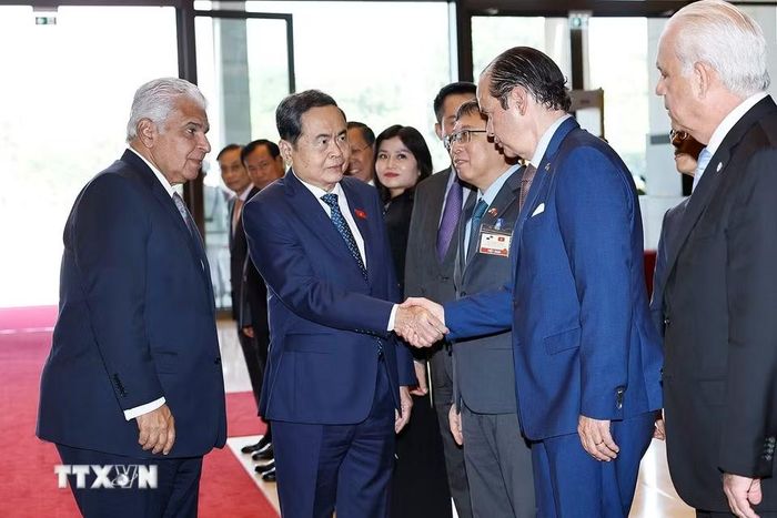Chủ tịch Quốc hội Trần Thanh Mẫn và Tổng thống Cộng hòa Panama José Raúl Mulino với đoàn đại biểu Cộng hòa Panama. (Ảnh: Doãn Tấn/TTXVN)