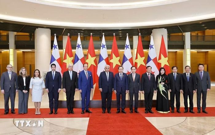 Chủ tịch Quốc hội Trần Thanh Mẫn và Tổng thống Cộng hòa Panama José Raúl Mulino với đại biểu. (Ảnh: Doãn Tấn/TTXVN)