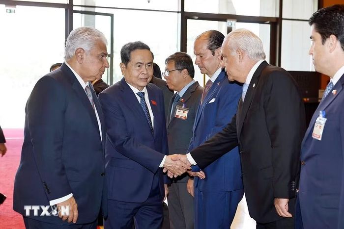 Chủ tịch Quốc hội Trần Thanh Mẫn và Tổng thống Cộng hòa Panama José Raúl Mulino với đoàn đại biểu Cộng hòa Panama. (Ảnh: Doãn Tấn/TTXVN)