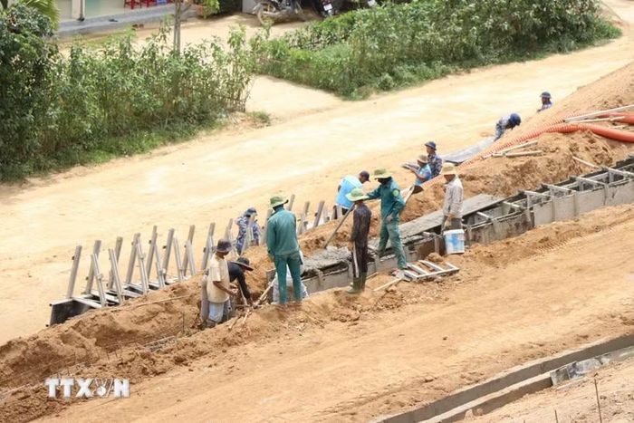 Các công nhân thi công dự án Trường Phổ thông nội trú liên cấp Tiểu học và Trung học cơ sở xã La Êê (thành phố Đà Nẵng). (Ảnh: Khoa Chương/TTXVN)