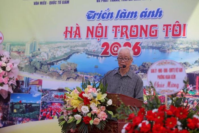Nghệ sỹ nhiếp ảnh Văn Phúc, Chủ nhiệm Câu lạc bộ Nhiếp ảnh Người cao tuổi Hà Nội tại khai mạc triển lãm. (Ảnh: PV)