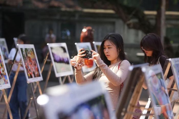 Triển lãm được đặt trong không gian Văn Miếu-Quốc Tử Giám, nơi không chỉ giới trẻ mà còn hàng loạt du khách nước ngoài tất bật tới lui mỗi ngày. (Ảnh: PV)