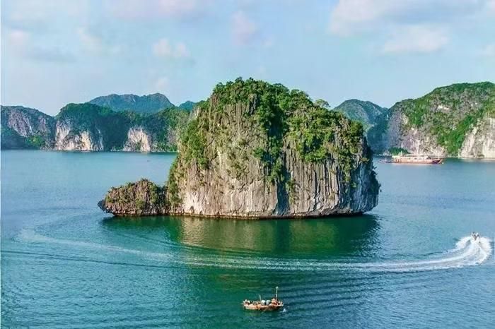Di sản Vịnh Hạ Long, điểm đến thường được du khách chọn nối tuyến sau khi ghé Hà Nội, Ninh Bình. (Ảnh minh họa: CTV/Vietnam+)