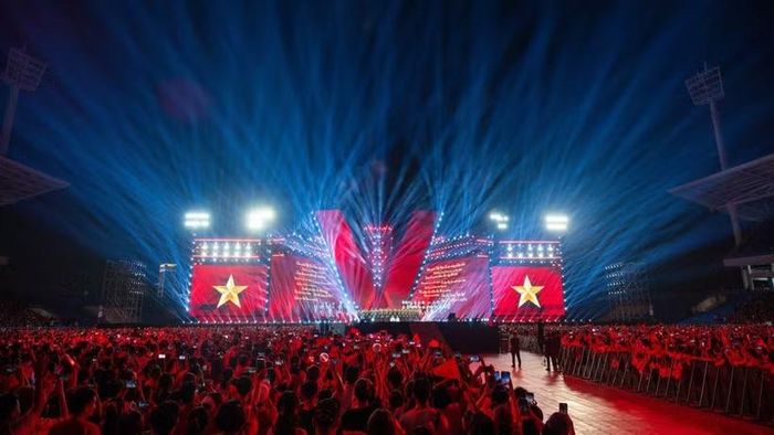 Khoảnh khắc đầy xúc động và tự hào trong concert 'Tổ quốc trong tim' tại Hà Nội - show diễn thu hút đông đảo người dân và du khách. (Ảnh: Minh Sơn/Vietnam+)