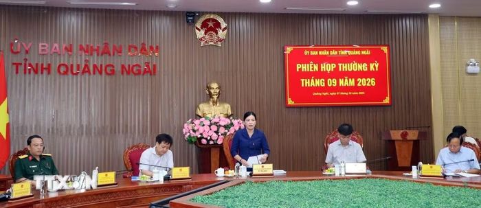 Bà Y Ngọc, Phó Chủ tịch Thường trực Ủy ban Nhân dân tỉnh Quảng Ngãi, phát biểu chỉ đạo phiên họp. (Ảnh: Cao Nguyên/TTXVN)