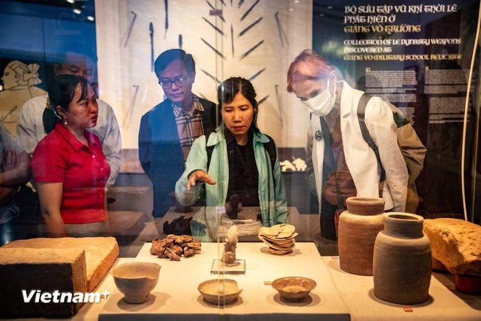 Du khách quốc tế tìm hiểu lịch sử Việt Nam qua các cổ vật. (Ảnh minh họa: Vietnam+)