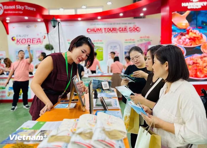 Doanh nghiệp Việt tích cực quảng bá sản phẩm ở Hội chợ Du lịch quốc tế Hà Nội. (Ảnh: Mai Mai/Vietnam+)