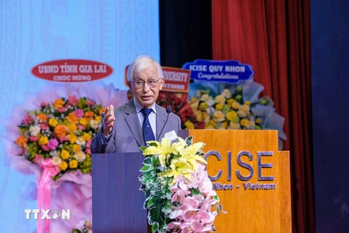 Giáo sư Trần Thanh Vân, Chủ tịch Hội Khoa học Gặp gỡ Việt Nam, Giám đốc ICISE phát biểu tại hội nghị “Khoa học và Công nghệ để phát triển bền vững.” (Ảnh: Sỹ Thắng/TTXVN)