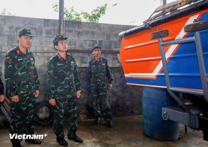 Sáng 7/10, Đại tá Nguyễn Thế Vinh (thứ 2 từ trái sang), Chỉ huy trưởng Bộ Chỉ huy quân sự thành phố Đà Nẵng kiểm tra công tác sẵn sàng cứu hộ, cứu nạn trong mưa lũ. (Ảnh: PV/Vietnam+)