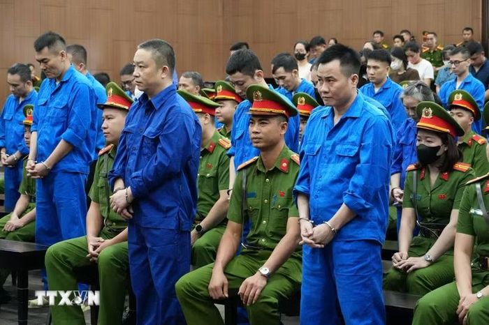 Các bị cáo nghe Tòa tuyên án. (Ảnh: Kim Anh/TTXVN)