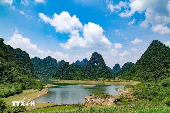 Núi mắt thần - điểm đến quan trọng của Công viên địa chất toàn cầu non nước Cao Bằng. (Ảnh: TTXVN)