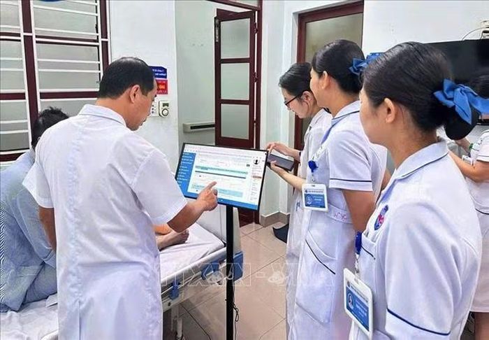 Triển khai bệnh án điện tử là giải pháp quan trọng nhằm thúc đẩy lộ trình chuyển đổi số, hướng tới xây dựng bệnh viện thông minh, góp phần nâng cao chất lượng chăm sóc sức khỏe nhân dân. Ảnh: TTXVN phát