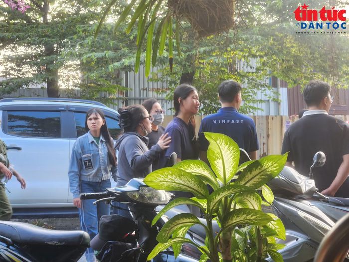 Người thân tìm đến hiện trường vụ cháy hy vọng tìm được người thân nghi còn mắc kẹt bên trong đám cháy.