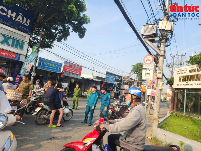 Một đoạn đường Nguyễn Thị Tú đang được phong tỏa.