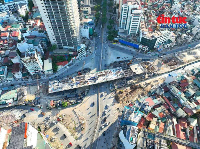Các nhà thầu đang tập trung thi công 2 cầu vượt trên tuyến Vành đai 1, phấn đấu hoàn thành toàn tuyến trong năm 2026.