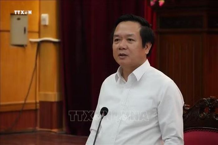 Ông Phạm Quang Ngọc, Bí thư Tỉnh ủy Hưng Yên cho biết, tỉnh sẽ kiên quyết điều chuyển, thay thế hoặc thực hiện tinh giản biên chế đối với những cán bộ năng lực yếu, uy tín thấp, làm việc cầm chừng, né tránh, sợ việc, đùn đẩy trách nhiệm. Ảnh Mạnh Khánh/TTXVN