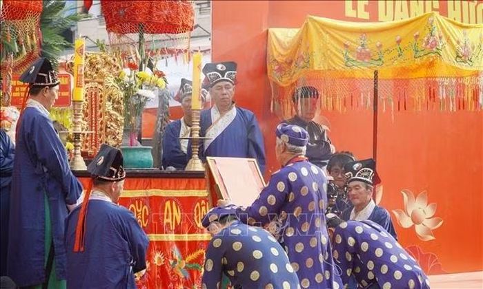 Đại diện Ban Quản lý di tích lịch sử văn hóa Mộ và Đình Nguyễn Trung Trực đọc Chúc văn tưởng niệm Anh hùng dân tộc Nguyễn Trung Trực. Ảnh: Văn Sĩ/TTXVN