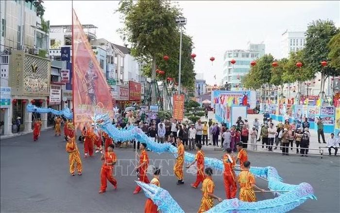 Đoàn rước linh vị Anh hùng dân tộc Nguyễn Trung Trực trở về Đình thần Nguyễn Trung Trực để nhân dân chiêm bái, cầu an. Ảnh: Văn Sĩ/TTXVN