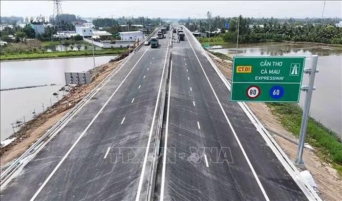 Bảng chỉ dẫn tốc độ trên cao tốc Cần Thơ - Cà Mau. Ảnh: Thanh Liêm/TTXVN