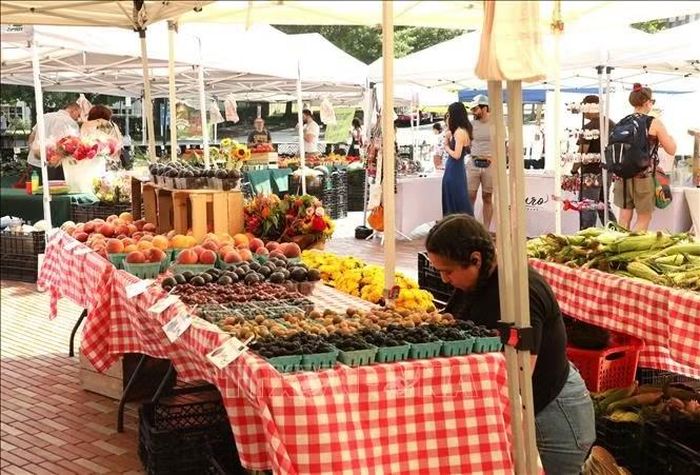 Nông dân chuẩn bị nông sản để bán tại một khu chợ trời ở Washington, DC.