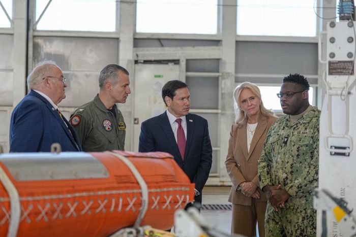Ngoại trưởng Mỹ Rubio tới Căn cứ Không quân Keflavik thăm máy bay tuần tra hàng hải P-8A Poseidon của Hải quân Mỹ. Ảnh: Ngoại trưởng Marco Rubio/Tài khoản X