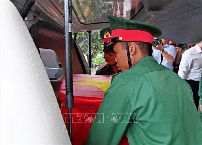 Giây phút tiễn đưa các Anh hùng liệt sĩ. Ảnh: TTXVN