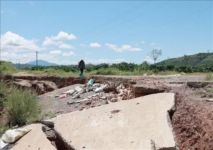 Một đoạn đường ven sông bị sạt lở. Ảnh: Hưng Thịnh/TTXVN