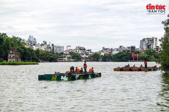Nhiều trận địa nổi được bố trí trên mặt Hồ Hoàn Kiếm, tạo không gian phục vụ chương trình pháo hoa nghệ thuật tối 10/10.