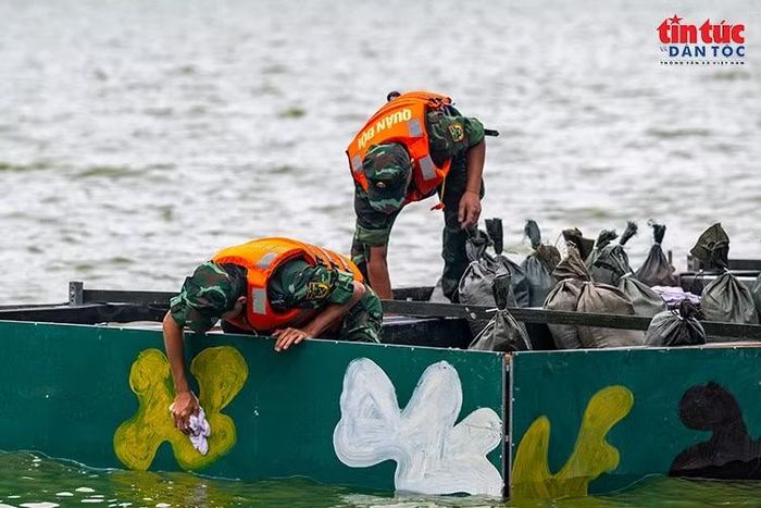 Các chiến sĩ kiểm tra, sắp xếp từng bao vật tư trên trận địa nổi tại Hồ Hoàn Kiếm.