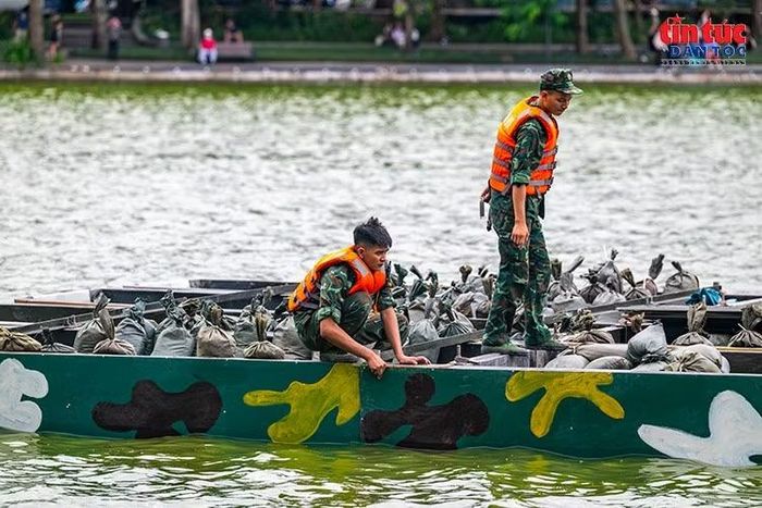 Các trận địa nổi được bố trí trên mặt Hồ Hoàn Kiếm, giữa không gian cảnh quan trung tâm Thủ đô.