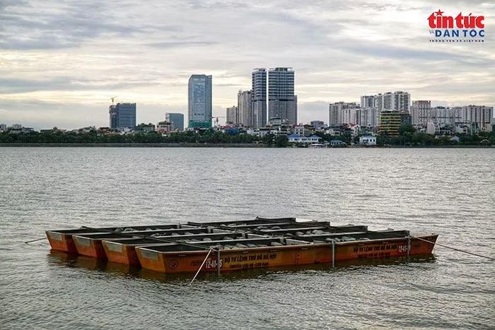 Các cụm phương tiện nổi được bố trí trên Hồ Tây, chuẩn bị cho chương trình trình diễn pháo hoa nghệ thuật.