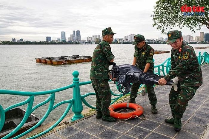 Lực lượng chức năng triển khai thiết bị, phương tiện tại khu vực triển khai trận địa trên Hồ Tây.