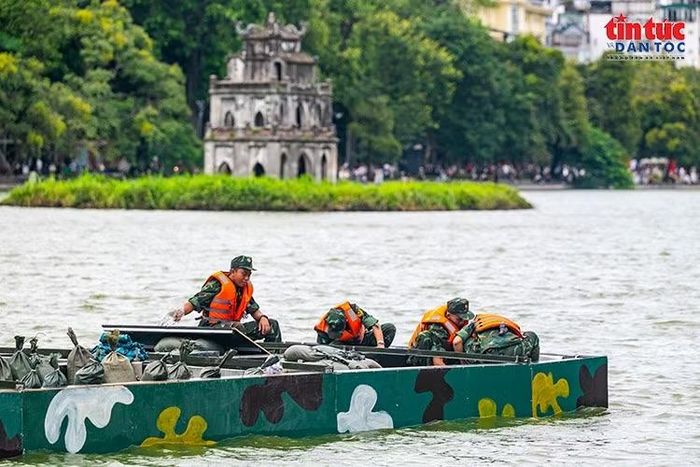 Lực lượng bộ đội triển khai các hạng mục chuẩn bị trên trận địa nổi giữa Hồ Hoàn Kiếm, phục vụ chương trình trình diễn pháo hoa nghệ thuật tối 10/10.