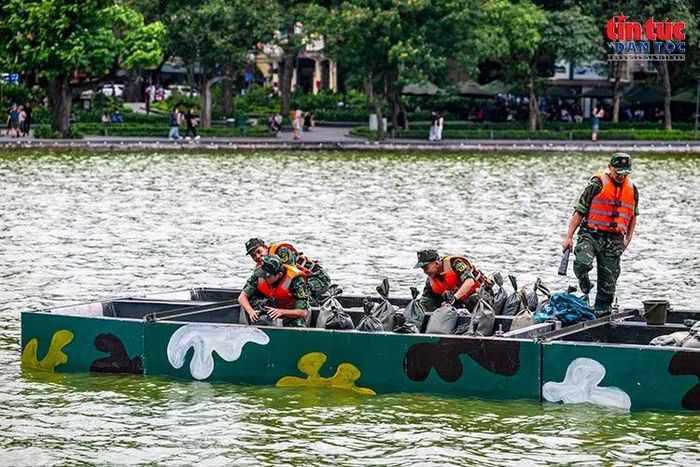 Các chiến sĩ tập trung kiểm tra, sắp xếp vật tư trên trận địa giữa Hồ Hoàn Kiếm.