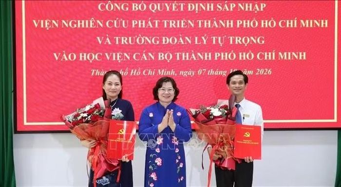 Phó Bí thư Thành ủy Thành phố Hồ Chí Minh Văn Thị Bạch Tuyết trao quyết định cho Giám đốc và Phó Giám đốc Học viện Cán bộ.