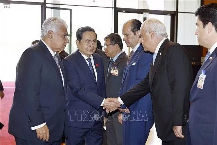Chủ tịch Quốc hội Trần Thanh Mẫn và Tổng thống Cộng hoà Panama José Raúl Mulino với đoàn đại biểu Cộng hoà Panama. Ảnh: Doãn Tấn/TTXVN