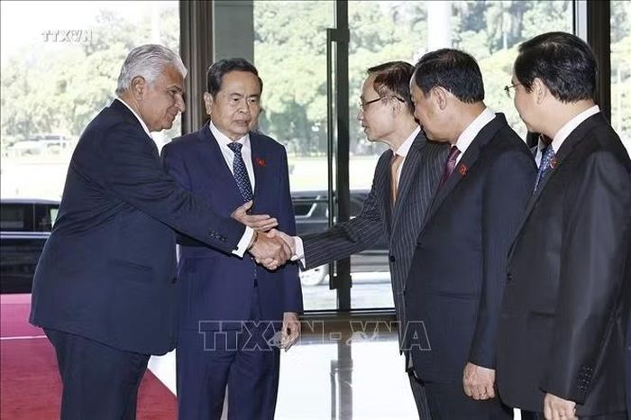 Chủ tịch Quốc hội Trần Thanh Mẫn giới thiệu thành viên đoàn đại biểu Việt Nam đón Tổng thống Cộng hoà Panama José Raúl Mulino. Ảnh: Doãn Tấn/TTXVN