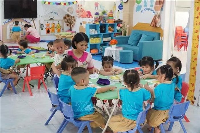 Trước tình trạng thiếu giáo viên, tỉnh Nghệ An đã giao 2.253 chỉ tiêu hợp đồng lao động cho các đơn vị sự nghiệp giáo dục công lập trong năm 2026 và 2027, tuy nhiên số lượng này mới tương đương khoảng 30% số giáo viên còn thiếu theo định mức.