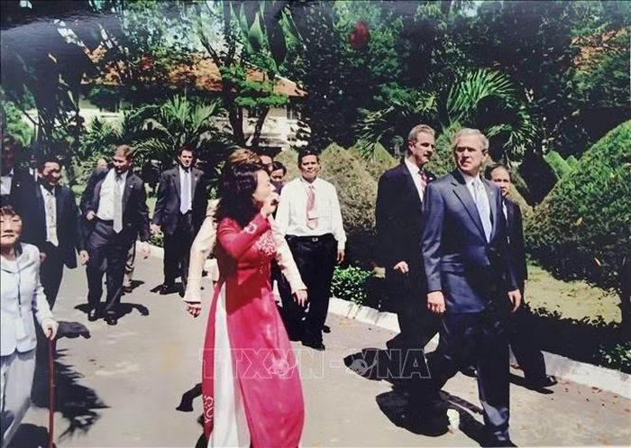 Thượng tá Nguyễn Hữu Liệu (áo sơ mi trắng) bảo vệ Tổng thống Mỹ George W. Bush khi thăm Viện Pasteur TP Hồ Chí Minh. Ảnh: TTXVN phát