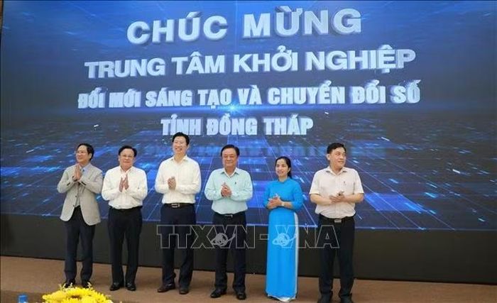 Các đại biểu thực hiện nghi thức ra mắt Không gian Khởi nghiệp đổi mới sáng tạo - Trung tâm Khởi nghiệp đổi mới sáng tạo và Chuyển đổi số.