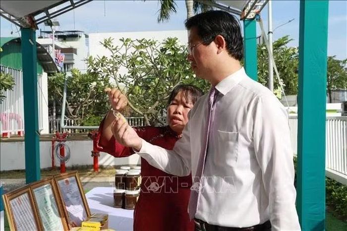 Ông Huỳnh Minh Tuấn, Phó Chủ tịch UBND tỉnh Đồng Tháp, tham quan khu trưng bày sản phẩm khởi nghiệp tại Không gian Khởi nghiệp đổi mới sáng tạo.